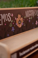 Exhibidor de Madera Encastrable – Sagrada Madre