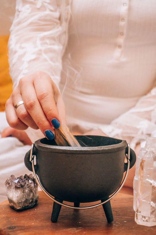 Ritual de limpieza energética con palo santo e incienso