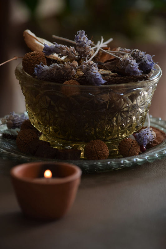 Lavanda y vela para ritual de noche en casa