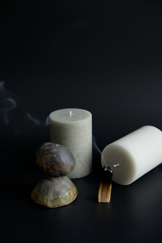 Velas e incienso en un ritual de abundancia