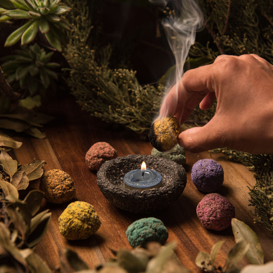El poder del sahumado: cómo alinear tus chakras con hierbas y resinas